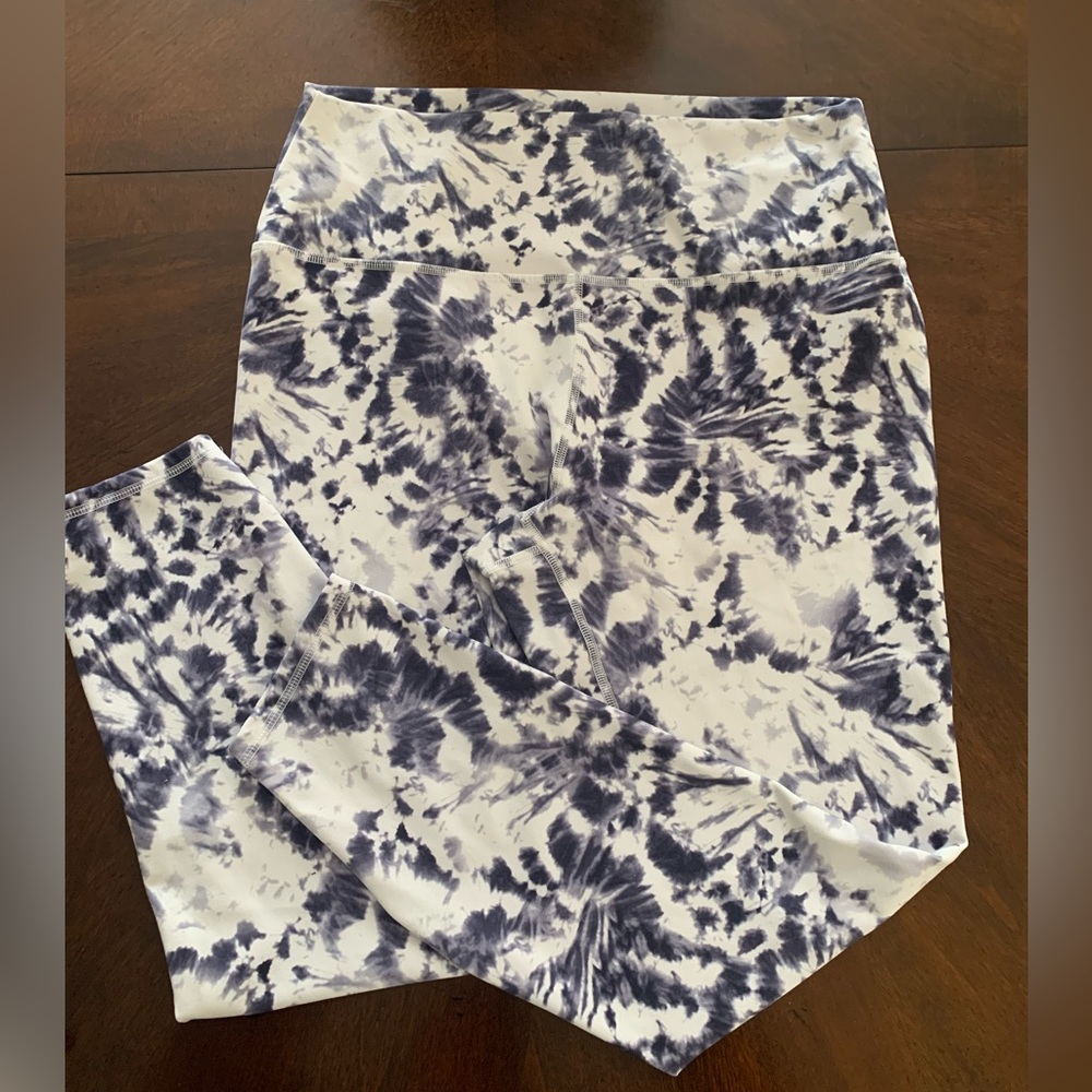 Women’s 3/4 length  tie dye style leggings